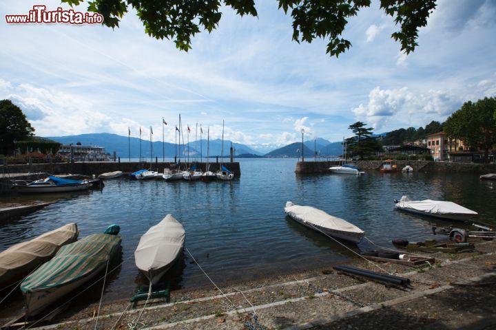 Immagine Porto di Laveno Mombello, Lombardia. La collocazione all'interno del golfo di Laveno protegge il grazioso porto turistico della città dai venti più frequenti del Lago Maggiore - © Oleksandr Katrusha / Shutterstock.com