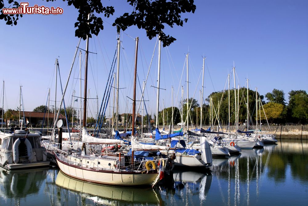 Immagine Il porto di Marennes Oleron, Charente Marittima, Francia. La città si affaccia sul golfo della Saintonge, nella regione della Poitou-Charentes.