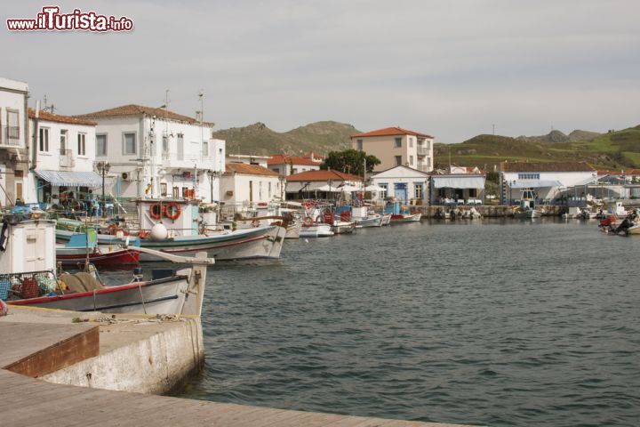 Immagine Porto di Mirina sull'isola di Lemnos, Grecia - Questo piccolo borgo pittoresco si presenta con un porto naturale dominato da un bel promontorio collegato alla terraferma da un istmo. In cima al promontorio si trovano i resti dell'antica fortezza costruita dai veneziani nel XIII° secolo. Erodoto narra che questa città, capoluogo dell'isola, tentò di resistere all'assedio di Milziade ma alla fine fu costretta ad arrendersi agli ateniesi che così si impadronirono del territorio © Gergana Encheva / Shutterstock.com