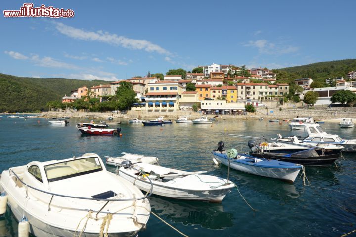 Immagine Porto di Rabac, Croazia - Un tempo piccolo villaggio di pescatori, Rabac è oggi una delle località turistiche più famose di tutta l'Istria. Grazie alla sua natura rigogliosa e alla cultura dell'ospitalità che la caratterizza, questa località si è meritata l'appellativo di "perla del Quarnero", braccio di mare dell'Adriatico che separa l'Istria dalle isole di Cherso e Lussino. In questa immagine il suo bel porticciolo in cui sono ormeggiate le imbarcazioni © Maciej Olszewski / Shutterstock.com