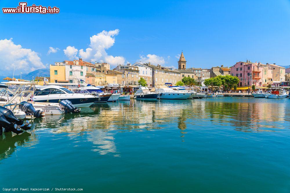 Immagine Porto di Saint Florent con barche e yacht, Corsica, Francia. Molti paragonano questa località della Corsica alla più celebre Saint Tropez: anche questa cittadina è palcoscenico ideale per chi desidera tuffarsi nella mondanità - © Pawel Kazmierczak / Shutterstock.com