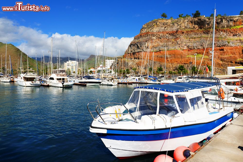 Immagine Il piccolo porto di San Sebastian de la Gomera, città di circa 9000 abitanti capoluogo dell'isola di La Gomera (Canarie, Spagna).