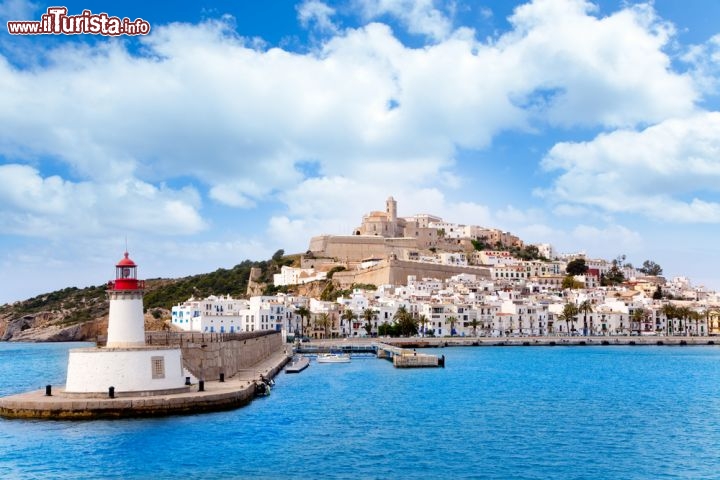 Immagine Il porto ed il borgo di Eivissa, la città sull'isola di Ibiza in Spagna - © holbox / Shutterstock.com