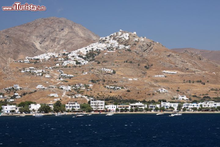 Immagine Porto e città principale a Serifos, Grecia. Un bel panorama di Horo, la principale città dell'isola arroccata sulle ripide pendici di questo territorio delle Cicladi - © Georgios Alexandris / Shutterstock.com