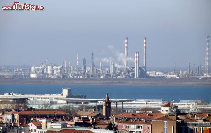 Immagine Il Porto di Marghera, il vicino "scomodo" di Mestre per le sue ciminiere, fotografato da Venezia - © ChiccoDodiFC / Shutterstock.com