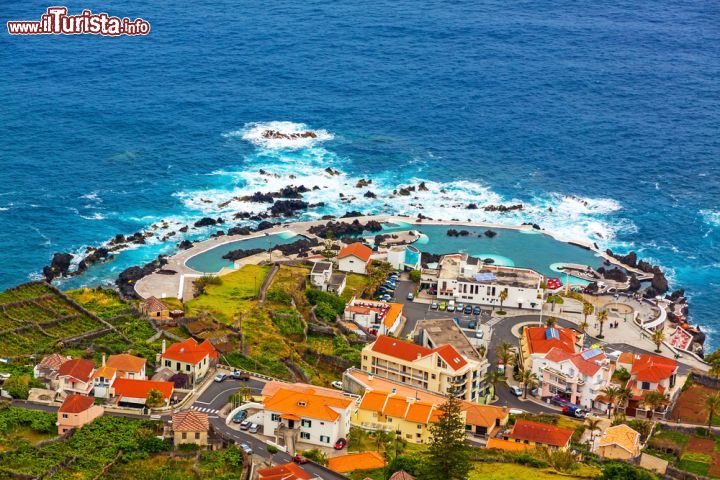 Immagine Veduta su Porto Moniz e le sue piscine laviche, Madeira (Portogallo) - Un vero e proprio spettacolo di acqua nell'acqua. Se il mare, il lago o l'oceano visti dall'alto rappresentano di per sé una visione stupenda, quando questi si arricchiscono di piscine naturali di origine vulcanica come nel caso di questa fotografia, lo spettacolo diventa talmente raro da non lasciar scampo allo stupore. A Porto Moniz succede esattamente questo. Inoltre, le stradine e i sentieri che permettono di accedere alle piscine laviche, anch'essi non mancano di riflettere caratteristiche paesaggistiche di forte identità portoghese - © aldorado / Shutterstock.com