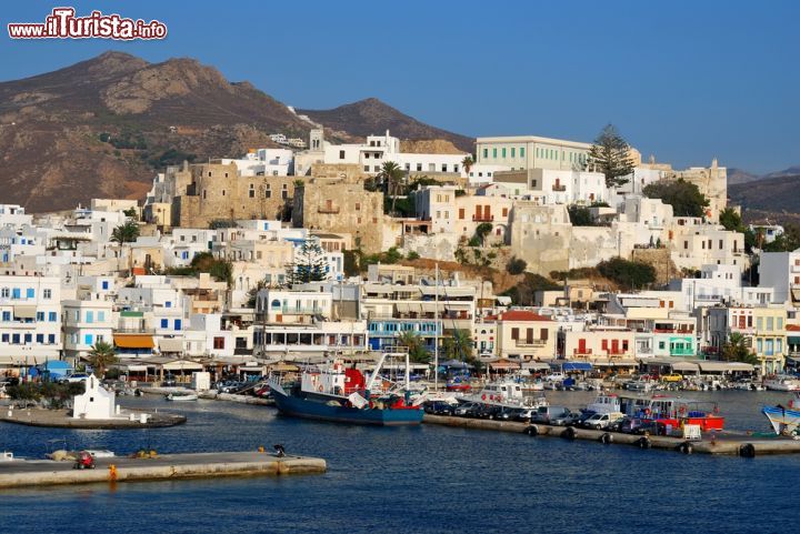 Immagine Porto nell'isola di Naxos, Grecia - Un incantevole scorcio panoramico del porto di Naxos con palazzi e edifici che si affacciano sull'Egeo © emicristea / Shutterstock.com