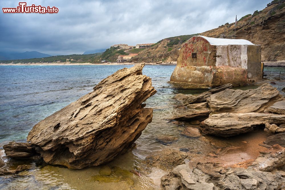 Immagine Porto Paglia a Gonnesa, Sardegna. Assieme a Fontanamare e spiaggia di Mezzo, Porto Paglia è una delle tre località che formano il lungo litorale sabbioso lambito da acque cristalline.