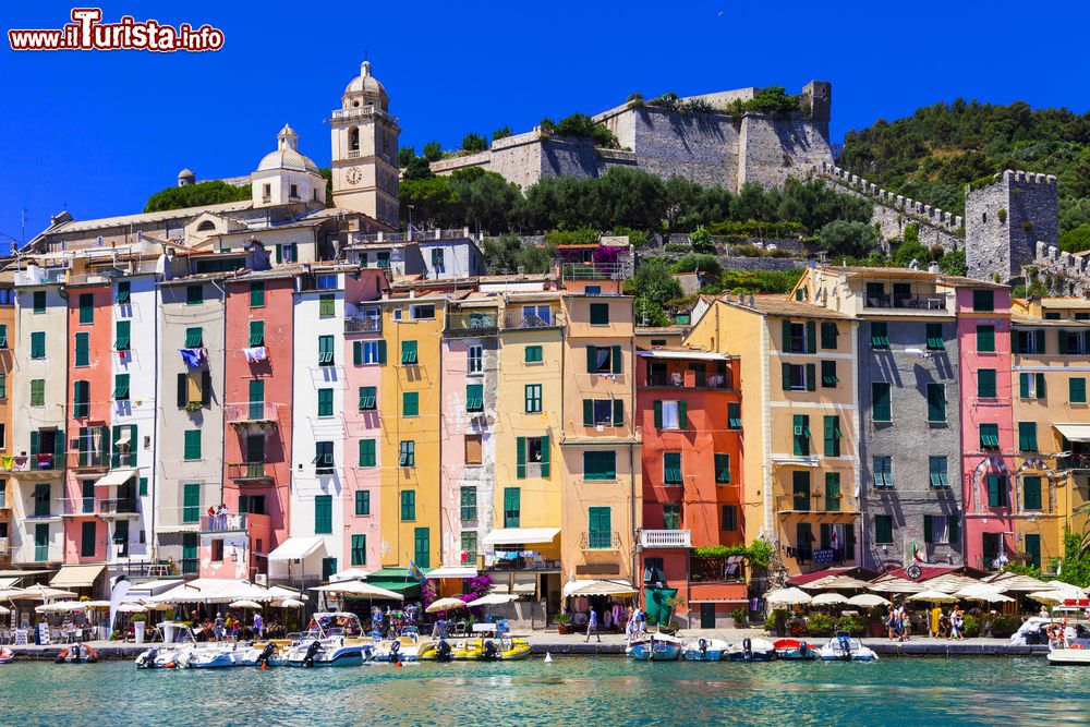 Immagine Porto Venere con le sue case colorate sul mare, La Spezia, Liguria.