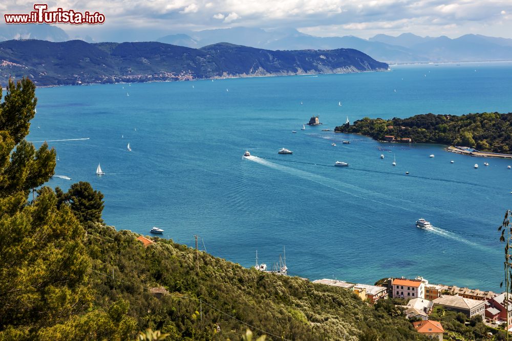 Immagine Porto Venere sul Mare Mediterraneo, La Spezia, Liguria. Il paese sorge all'estremità meridionale di una penisola che forma la sponda occidentale del Golfo della Spezia, noto anche come dei Poeti.