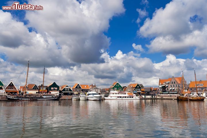 Immagine Porto di Volendam, Olanda - Un tempo la principale forma di sostentamento della città era la pesca, oggi invece la più importante risorsa economica è data dal turismo. Il porto di questa località considerata la più famosa della costa dell'Ijseelmeer è un luogo delizioso dove respirare a pieni polmoni l'odore di anguilla e osservare il continuo viavai delle imbarcazioni © VanderWolf Images / Shutterstock.com