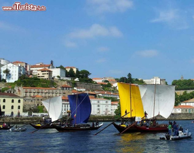Immagine La regata sul fiume Douro in occasione della festa di Sao Joao a Oporto, Portogallo. Con i suoi 897 chilometri di lunghezza, il fiume Douro è il terzo più lungo della penisola iberica.