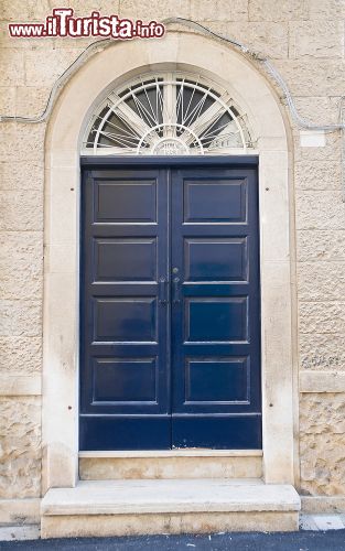 Immagine Portone in legno nel centro di Ruvo di Puglia, località a 30 chilometri da Bari conosciuta anche come città delle ceramiche - © Mi.Ti. / Shutterstock.com