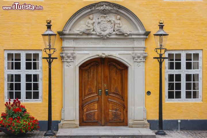 Immagine Un elegante portone di un palazzo di Aalborg, in Danimarca. La città è cresciuta e si è arricchita fin dal Medioevo grazie al suo porto - foto © Lev Levin / Shutterstock.com