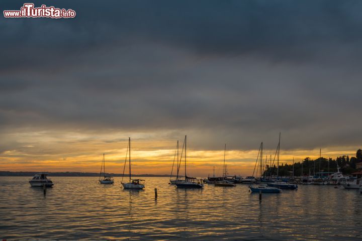 Immagine Portorose, Slovenia: le barche ormeggiate nel porticciolo della cittadina balneare slovena al tramonto - foto © Donaturat