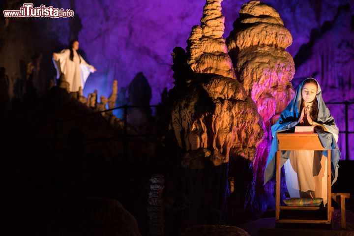 Immagine Grotte di Postumia, Slovenia: nel periodo di Natale si tiene il presepe vivente sotterraneo piu grande del mondo