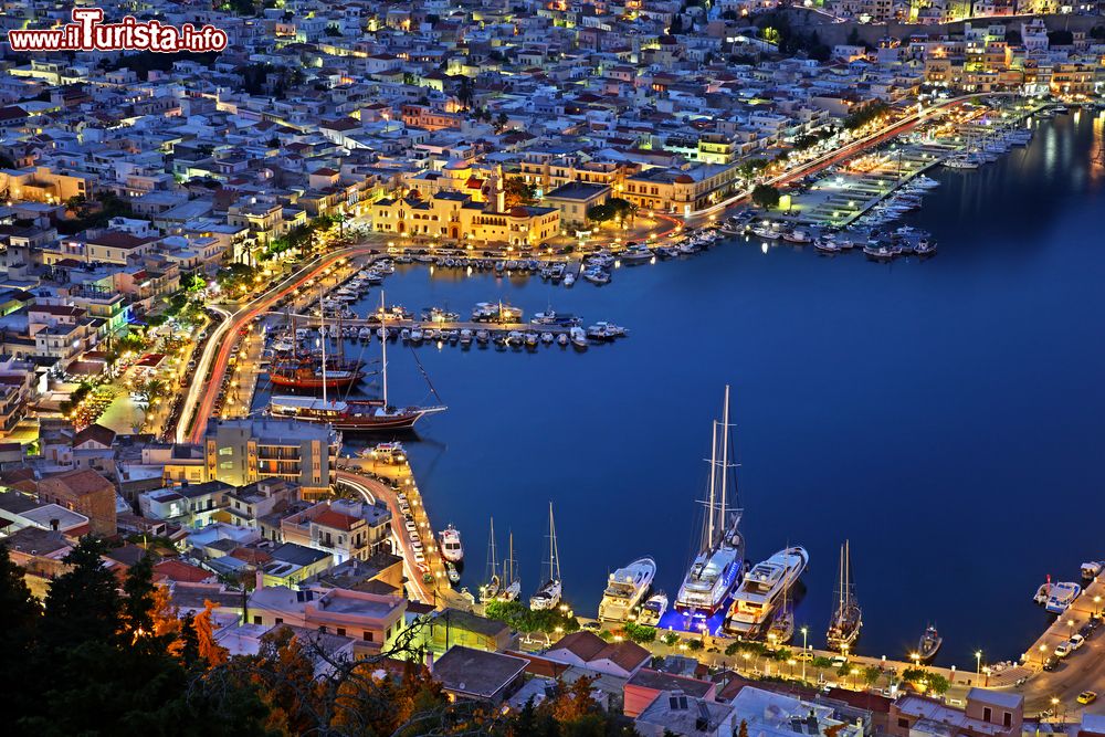 Immagine Pothia by night, isola di Kalymnos (Grecia): questa cittadina è affacciata su una profonda insentaura della costa occidentale.