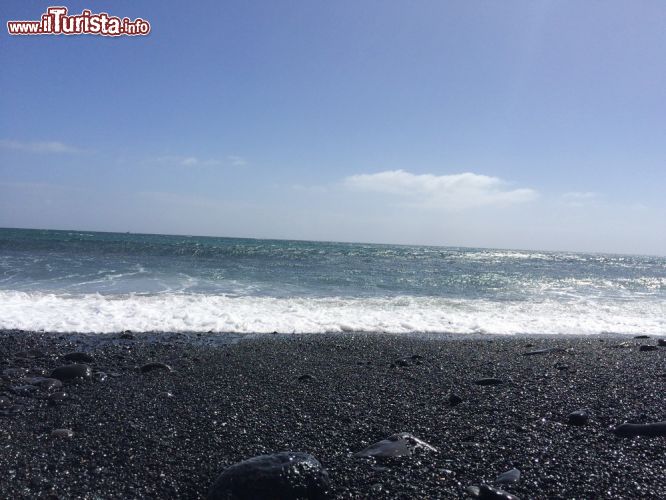 Immagine Il limpido mare di Pozo Negro a Fuerteventura, Spagna - Essendo situata a sud di Caleta de Fuste, le sue acque sembrano distinguersi tra tutte quelle delle Canarie. Un po' per il panorama circostante fatto di rocce con origine vulcanica e un po' perché qui i pescatori nei tempi passati usavano raccogliere ricordi che oggi sono importanti per la tradizione di Fuerteventura. Con pochissime correnti, questo mare e questa spiaggia sono l'ideale soprattutto per le famiglie.