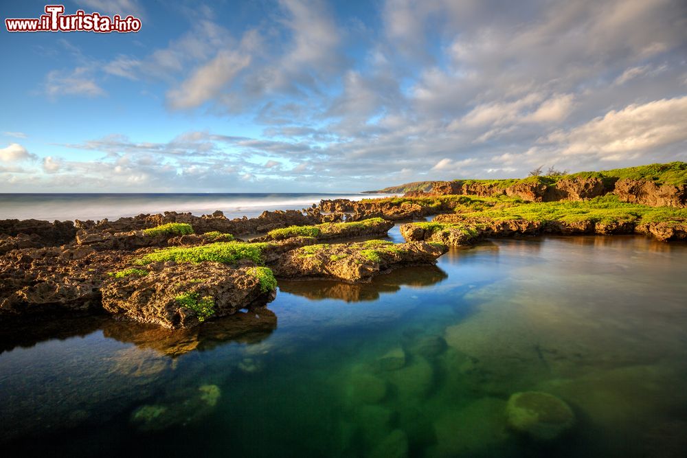 Immagine Le pozze color smeraldo delle piscine di Inarajan, Guam, Stati Uniti. Sono circondate da scogliere poco profonde e da rocce laviche frastagliate che proteggono la zona dal vento del Pacifico.