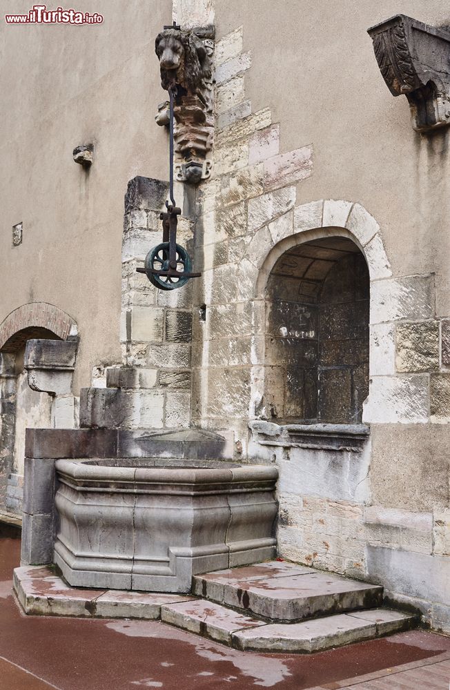 Immagine Pozzo medievale in pietra nel cuore di Digione, Borgogna, Francia.