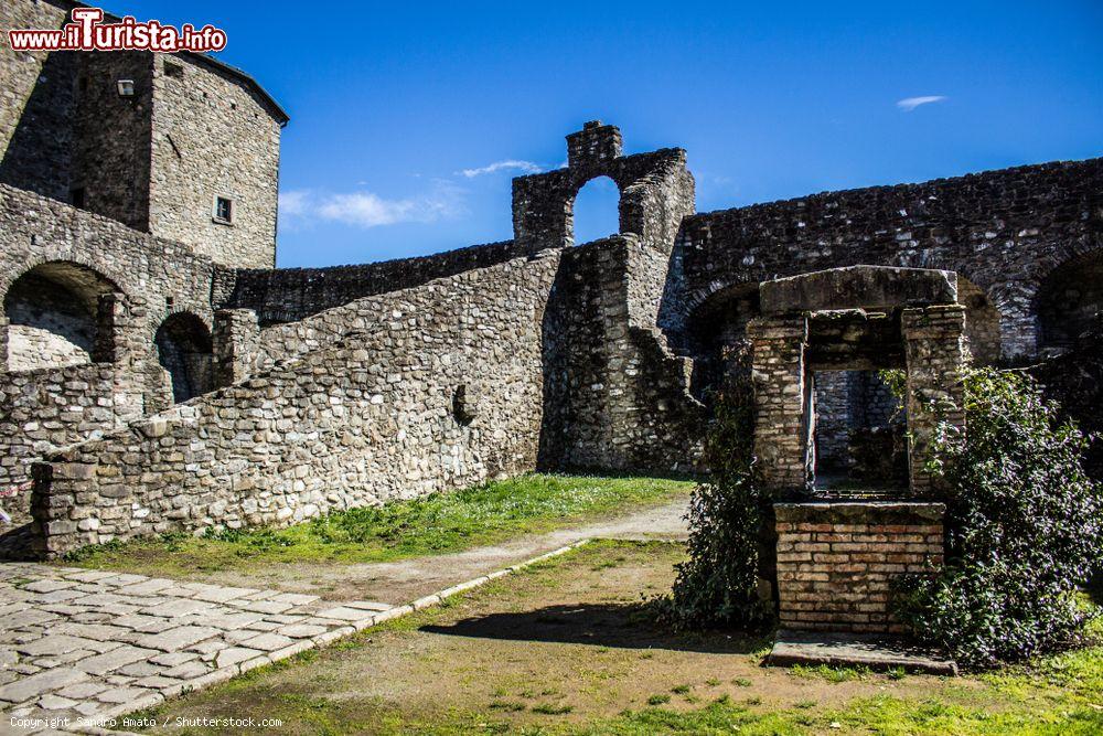 Immagine Pozzo nel cortile del castello di Pontremoli, provincia di Massa Carrara (Toscana) - © Sandro Amato / Shutterstock.com