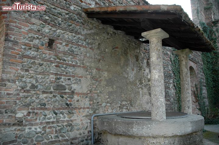 Immagine Il Pozzo del Vercellino nel Castello di Trezzo sull'Adda - una delle componenti più suggestive del Castello Visconteo, o di ciò che ne rimane, risiede nel Pozzo del Vercellino, un profondo e antico pozzo la cui storia è insanguinata da una terribile vicenda, che ancora si racconta da queste parti. Secondo la storia infatti, una delle figlie di Bernabò Visconti, fu gettata proprio nel pozzo da suo padre a causa di una storia d'amore proibita. 