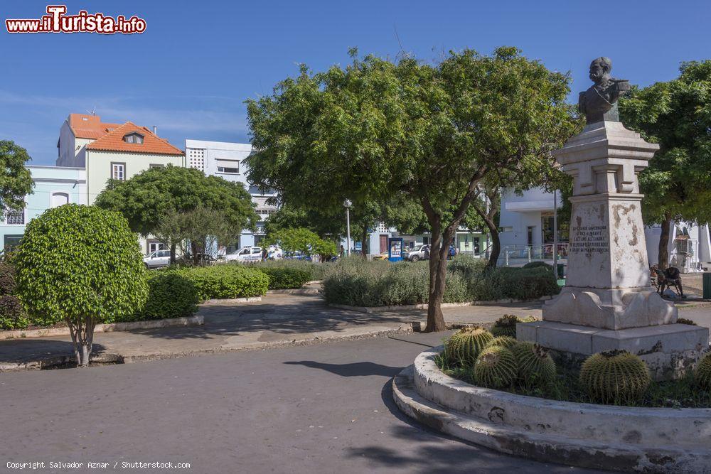 Immagine Praça Alexandre Albuquerque nel centro storico di Praia (il cosiddetto Plateau), nell'isola di Santiago, Capo Verde - © Salvador Aznar / Shutterstock.com