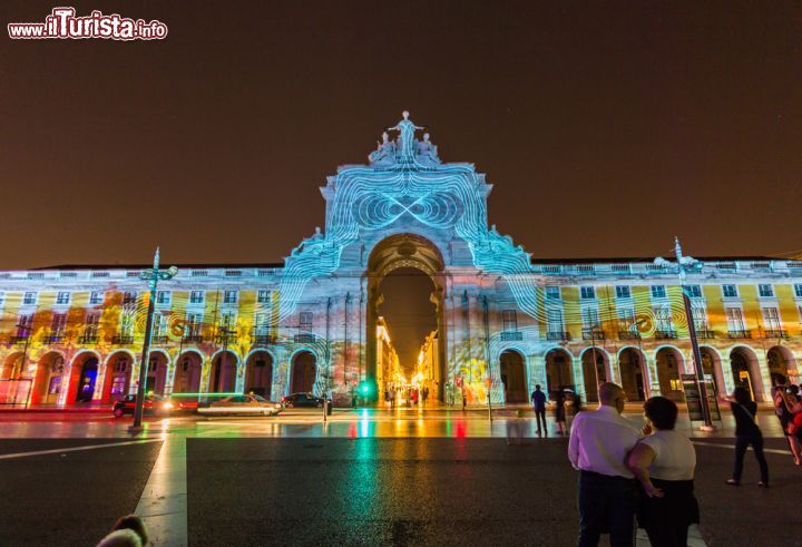 Immagine Spettacolo di luci a Praça do Comércio, il Terreiro do Paço, la piazaz più grande di Lisbona.