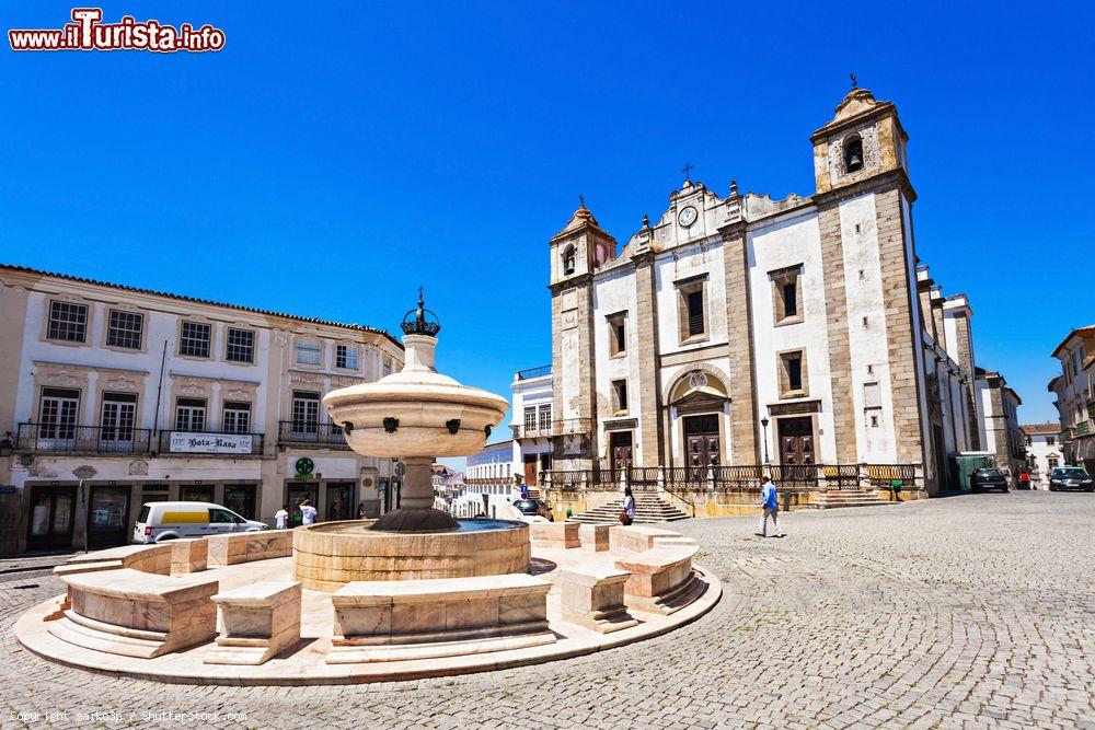 Immagine Praca do Giraldo, la piazza del centro storico di Evora, Portogallo. E' la piazza principale di Evora ed è difficile credere che questo luogo, calmo e piacevole, sia stato un tempo teatro di alcuni degli eventi storici più violenti della regione. Proprio qui infatti vi furono le inqueitanti inquisizioni spagnole del XVI° secolo oltre che l'esecuzione del duca di Braganza nel 1484 - © saiko3p / Shutterstock.com