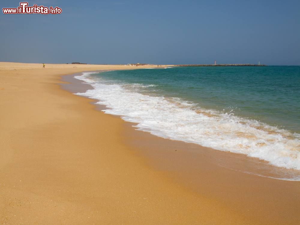 Immagine Praia de Faro, Algarve: la spiaggia sabbiosa sull'isola davanti alla città del sud del Portogallo