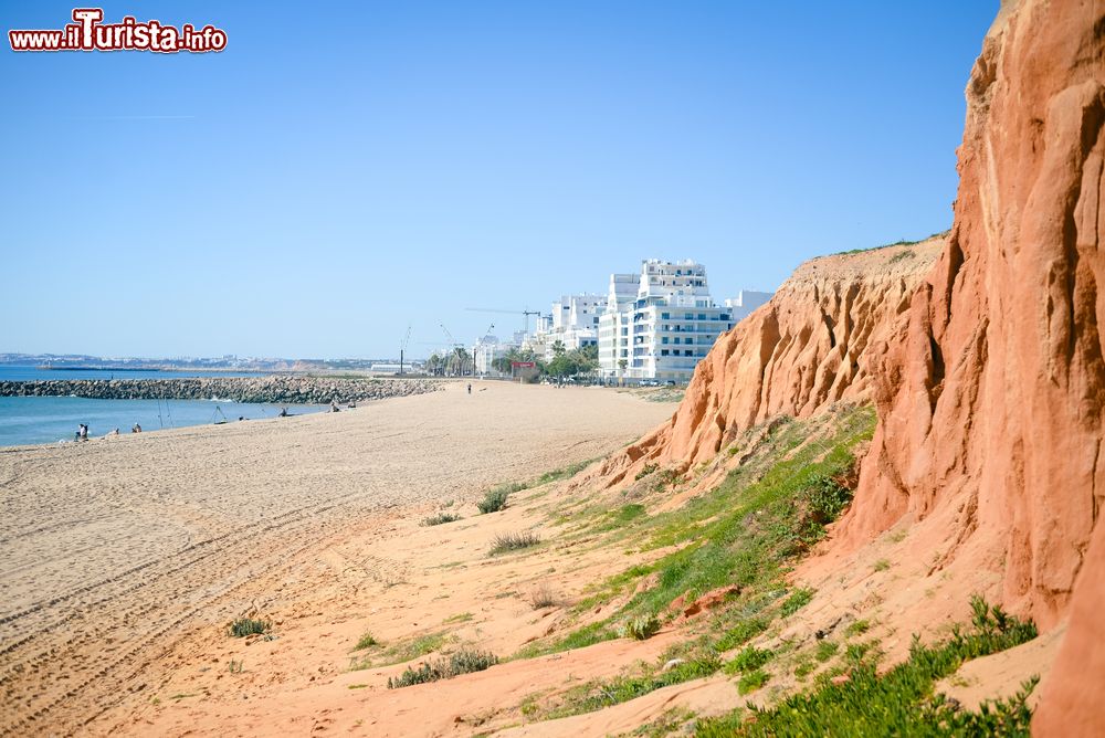 Immagine La Praia de Quarteira si può raggiungere da Loulè in Algarve, Portogallo