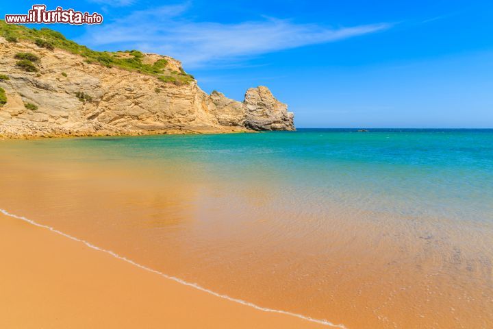 Immagine La spiaggia di praia do Barranco si trova vicino a Sagres, ed è famosa per le sue acque trasparenti, spesso calme grazie alla protezione dai venti oceanici offerta dalle falesie - © Pawel Kazmierczak / Shutterstock.com