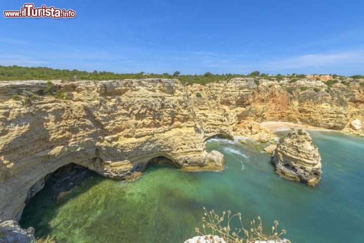 Immagine Una splendida veduta dall'alto di praia do Barranquinho nei pressi di Lagoa, Algarve - © Bargotiphotography / Shutterstock.com