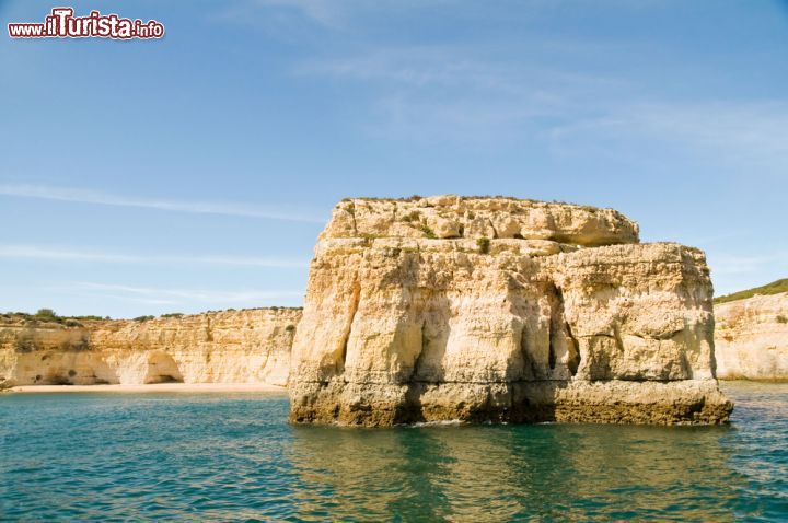 Immagine Praia do Telheiro a Sagres, Portogallo. Situata sulla punta estrema occidentale dell'Algarve, questa spiaggia è immersa in uno scenario mozzafiato con enormi scogliere - © Dariusz Majgier / Shutterstock.com