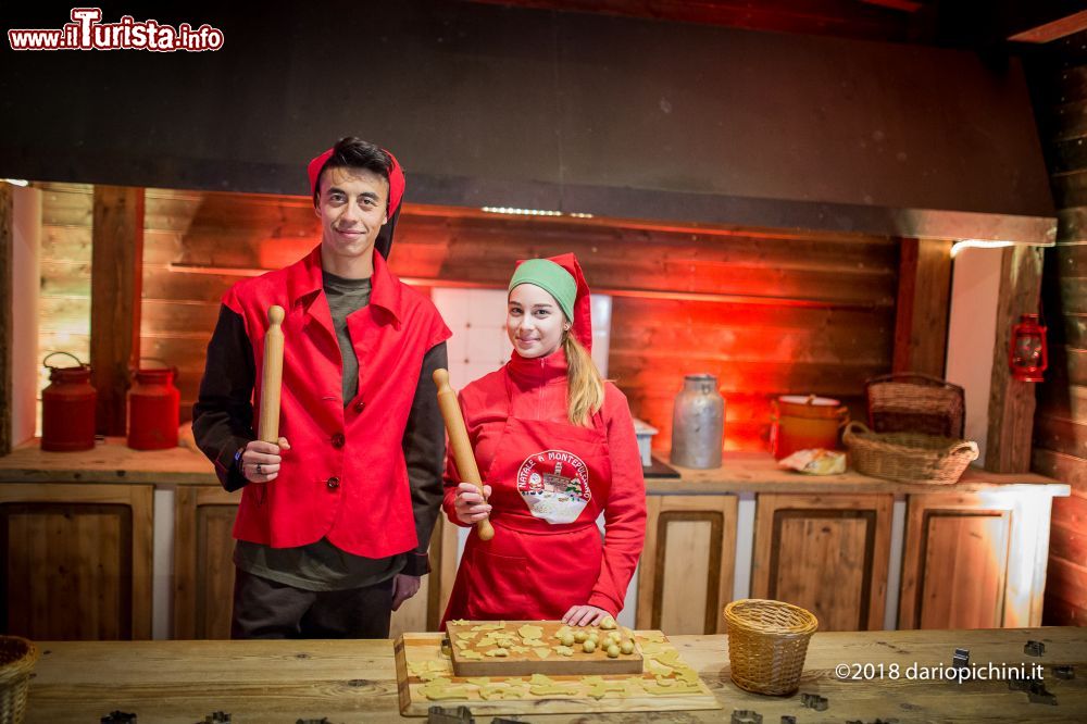 Immagine Preparare biscotti con gli aiutanti di Babbo Natale a Montepulciano, provincia di Siena. Siamo nel periodo delle festività natalizie quando la fortezza medievale del borgo si trasforma per ospitare la dimora di Santa Claus.