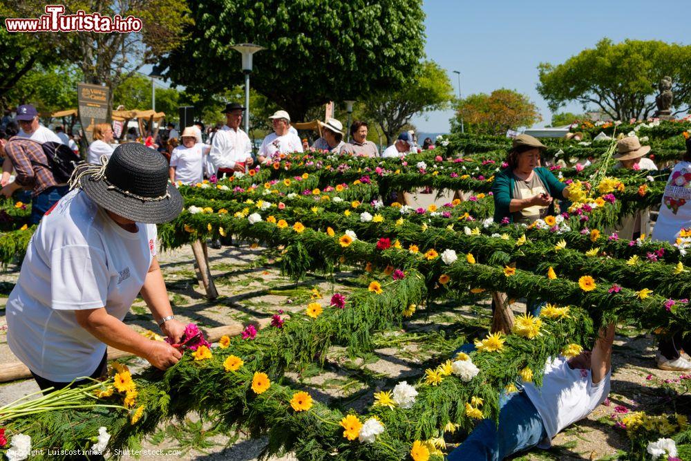 Immagine Preparativi per la festa delle rose a Vila Franca do Lima nei pressi di Viana do Castelo, Portogallo - © LuisCostinhaa / Shutterstock.com