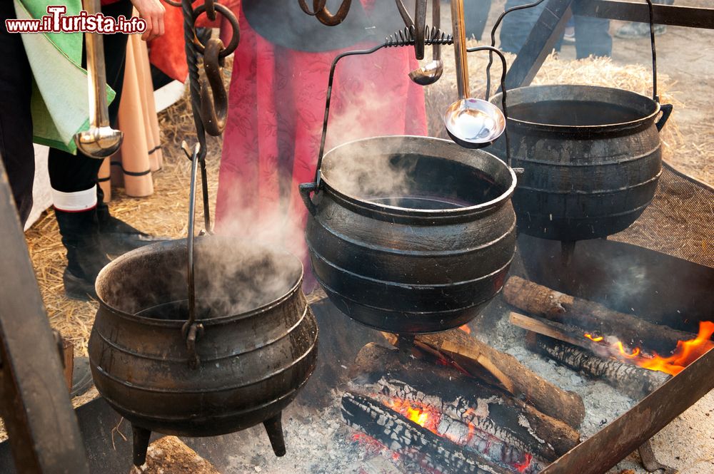 Immagine Preparazione di zuppa e vino caldo a Provins durante la tradizionale fiera medievale del Natale, Francia.