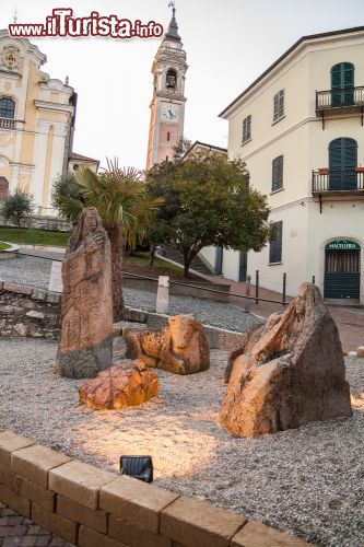 Immagine Presepe a Arona, Piemonte - All'ombra della chiesa e del suo bel campanile, le statue del presepe rendono l'atmosfera della città ancora più suggestiva e natalizia © gab90 / Shutterstock.com