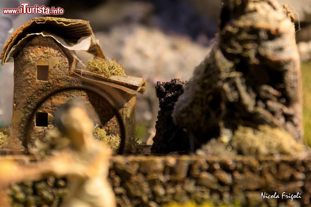 Immagine Presepe della Val D'Ossola: dal centro di Crodo parte un percorso segnalato lungo i cosiddetti peresepi d'Acqua, visitabile durante il periodo Natalizio  - © Nicola Rigoli / www.crodoeventi.it