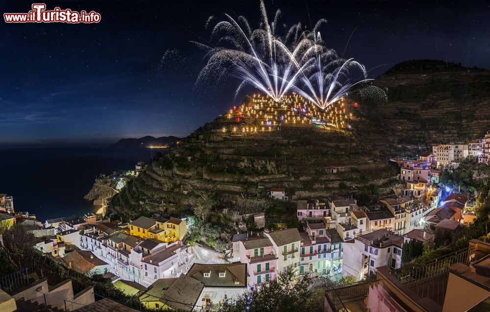 Immagine Fuochi d'artificio per l'accensione del Presepe Luminoso di Manarola nelle Cinque Terre