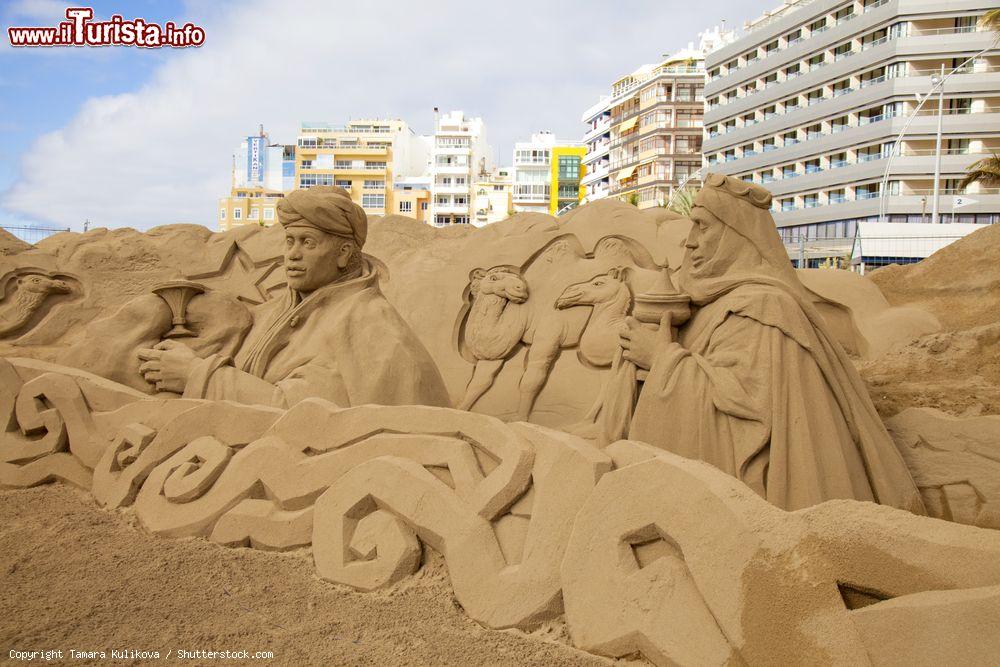 Immagine Un presepe di sabbia realizzato sulla spiaggia de Las Canteras a Las Palmas de Gran Canaria, Spagna - © Tamara Kulikova / Shutterstock.com