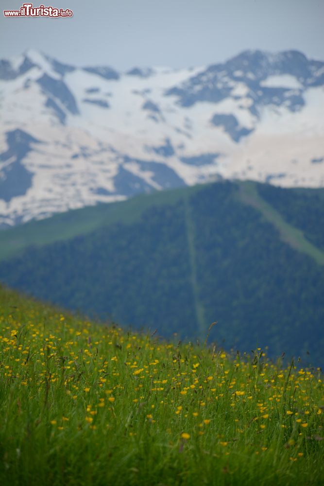 Immagine Primavera nel Pirenei, Francia: un grazioso scorcio di Superbagneres, a breve distanza dal confine spagnolo.