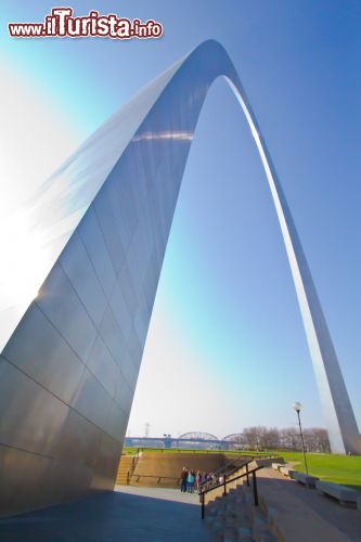 Immagine Primo piano dell iconico Gate Arch di St Louis in Missouri - © Missouri Division of Tourism