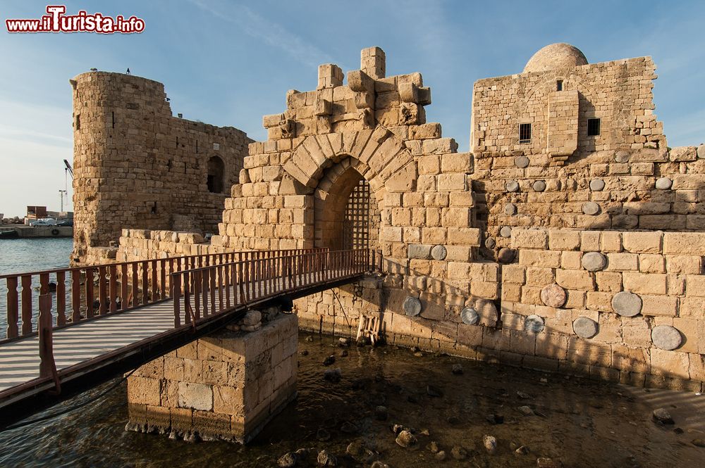 Immagine La principale porta di ingresso del Castello del Mare a Sidone, Libano, al calare del sole.