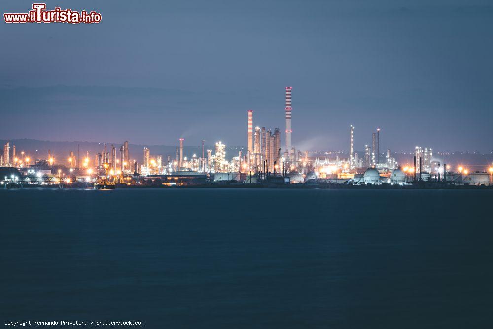 Immagine Priolo Gargallo, vista notturna della raffineria di petrolio, Sicilia sud-orientale - © Fernando Privitera / Shutterstock.com
