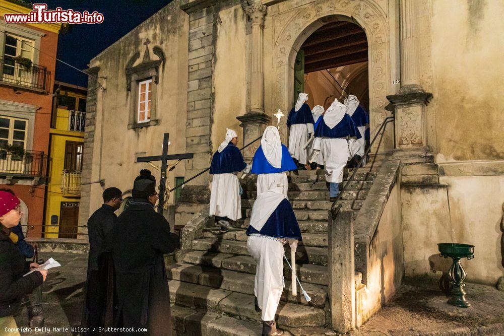 Immagine La Processione di Pasqua nel borgo di Novara di Sicilia in provincia di Messina - © Emily Marie Wilson / Shutterstock.com