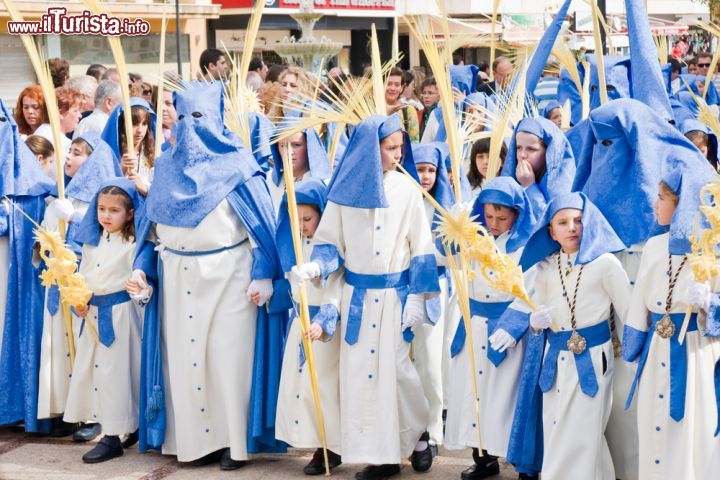 Immagine Processione in occasione della settimana Santa a Torremolinos, Spagna. Bambini e adulti partecipano alla tradizionale processione pasquale che si tiene per le strade di Torremolinos - © Pabkov / Shutterstock.com