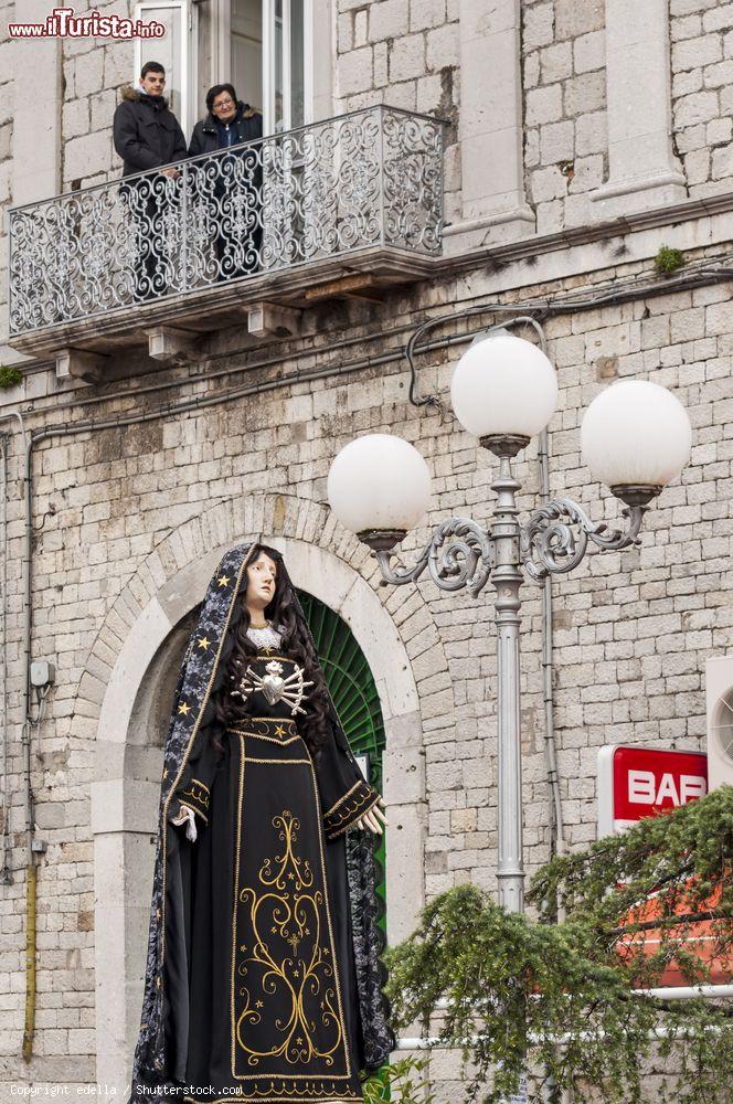 Immagine Processione pasquale per le strade del centro di Barile, provincia di Potenza - © edella / Shutterstock.com