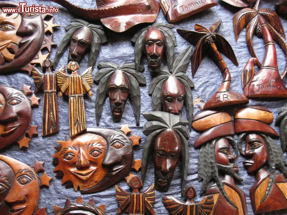 Immagine Prodotti artigianali in legno dell'isola di Giamaica. Sculture, statue e maschere in legno, dal più pregiato come il lignum vitae a quello meno costoso, sono solo alcuni degli oggetti che vengono prodotti dagli artigiani locali. I soggetti più ricorrenti sono il leone (uno dei simboli rasta), altre figure di animali, il sole, volti umani, bastoni, scene di vita e erotiche.