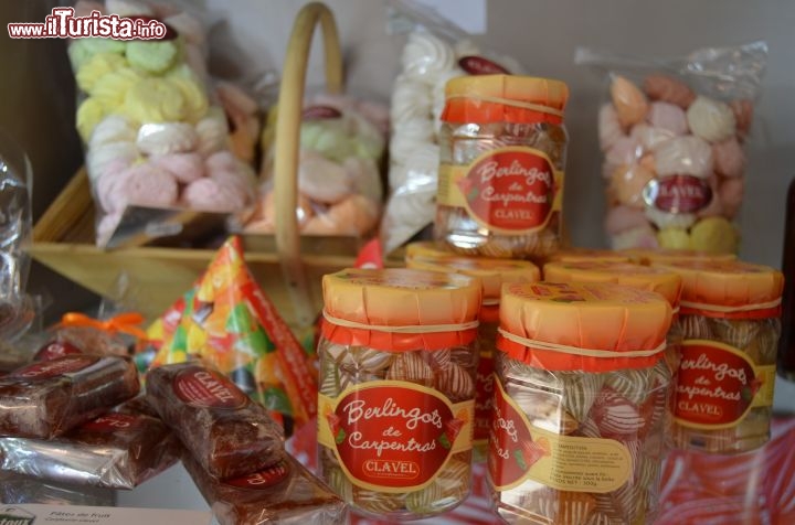 Immagine Tra i prodotti tipici più noti di Carpentras (Francia) ecco i Berlingots, caramelle ripiene allo sciroppo di frutta.